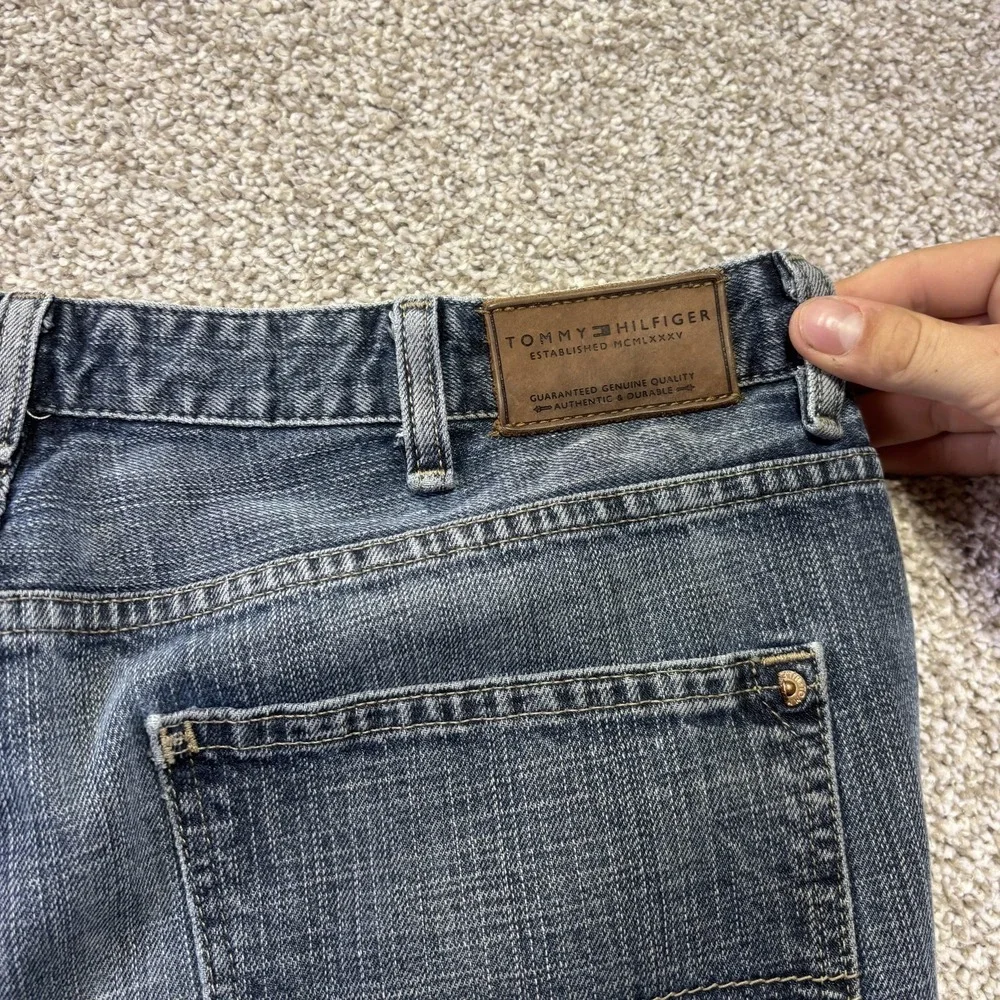 Tommy Hilfiger Freedom Fit Jeans Mens 38x32 Blue Med Wash Relaxed Straight Denim